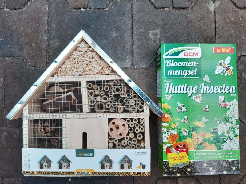 Insectenhotel middel met bloemenmengsel
